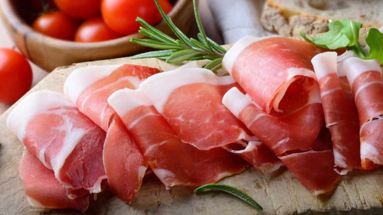 Prosciutto crudo: le proprietà e le regole di consumo