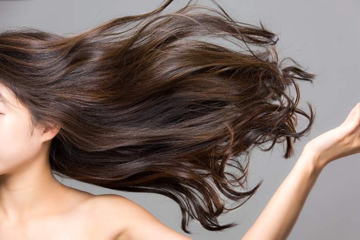 Non hai tempo per lo shampoo, ecco come avere capelli più puliti in poche mosse